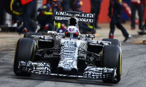 Ricciardo expects three-way fight behind Mercedes
