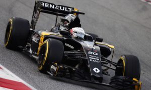 Magnussen: Renault 'just around the points'