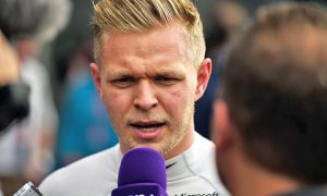 Magnussen battles back after troubled Friday