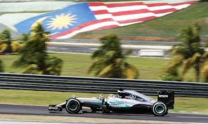 Hamilton hits back to lead Rosberg in FP2