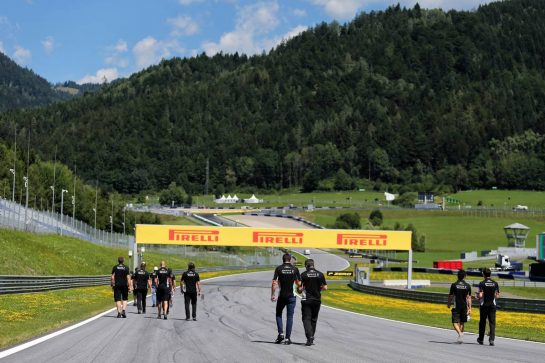 The Sahara Force India F1 Team walk the circuit.
06.07.2017. Formula 1 World Championship, Rd 9, Austrian Grand Prix, Spielberg, Austria, Preparation Day.
- www.xpbimages.com, EMail: requests@xpbimages.com - copy of publication required for printed pictures. Every used picture is fee-liable. © Copyright: Moy / XPB Images
