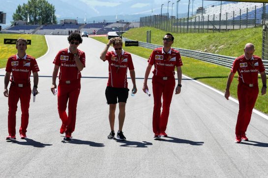 Sebastian Vettel (GER) Ferrari walks the circuit with the team.
06.07.2017. Formula 1 World Championship, Rd 9, Austrian Grand Prix, Spielberg, Austria, Preparation Day.
- www.xpbimages.com, EMail: requests@xpbimages.com - copy of publication required for printed pictures. Every used picture is fee-liable. © Copyright: Moy / XPB Images