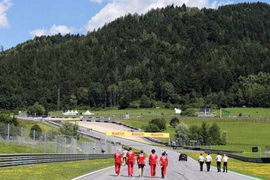 Sebastian Vettel (GER) Ferrari walks the circuit with the team.
06.07.2017. Formula 1 World Championship, Rd 9, Austrian Grand Prix, Spielberg, Austria, Preparation Day.
- www.xpbimages.com, EMail: requests@xpbimages.com - copy of publication required for printed pictures. Every used picture is fee-liable. © Copyright: Moy / XPB Images