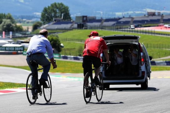 Kimi Raikkonen (FIN) Ferrari rides the circuit on a bicycle.
06.07.2017. Formula 1 World Championship, Rd 9, Austrian Grand Prix, Spielberg, Austria, Preparation Day.
- www.xpbimages.com, EMail: requests@xpbimages.com - copy of publication required for printed pictures. Every used picture is fee-liable. © Copyright: Moy / XPB Images