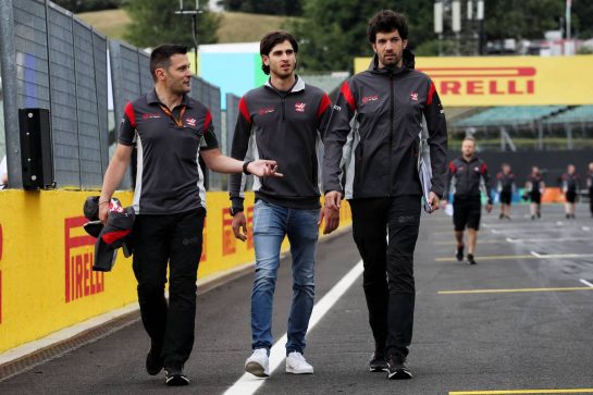 Antonio Giovinazzi (ITA) Haas F1 Team Test Driver (Centre) walks the circuit.
27.07.2017. Formula 1 World Championship, Rd 11, Hungarian Grand Prix, Budapest, Hungary, Preparation Day.
- www.xpbimages.com, EMail: requests@xpbimages.com - copy of publication required for printed pictures. Every used picture is fee-liable. © Copyright: Photo4 / XPB Images