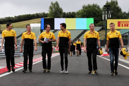 Jolyon Palmer (GBR) Renault Sport F1 Team and Sergey Sirotkin (RUS) Renault Sport F1 Team Third Driver walk the circuit with the team.
27.07.2017. Formula 1 World Championship, Rd 11, Hungarian Grand Prix, Budapest, Hungary, Preparation Day.
- www.xpbimages.com, EMail: requests@xpbimages.com - copy of publication required for printed pictures. Every used picture is fee-liable. © Copyright: Photo4 / XPB Images
