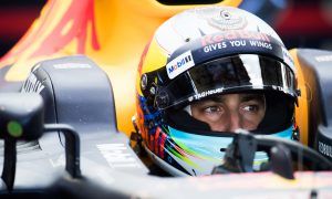 'Under pressure' Ricciardo to start 2018 in waiting mode