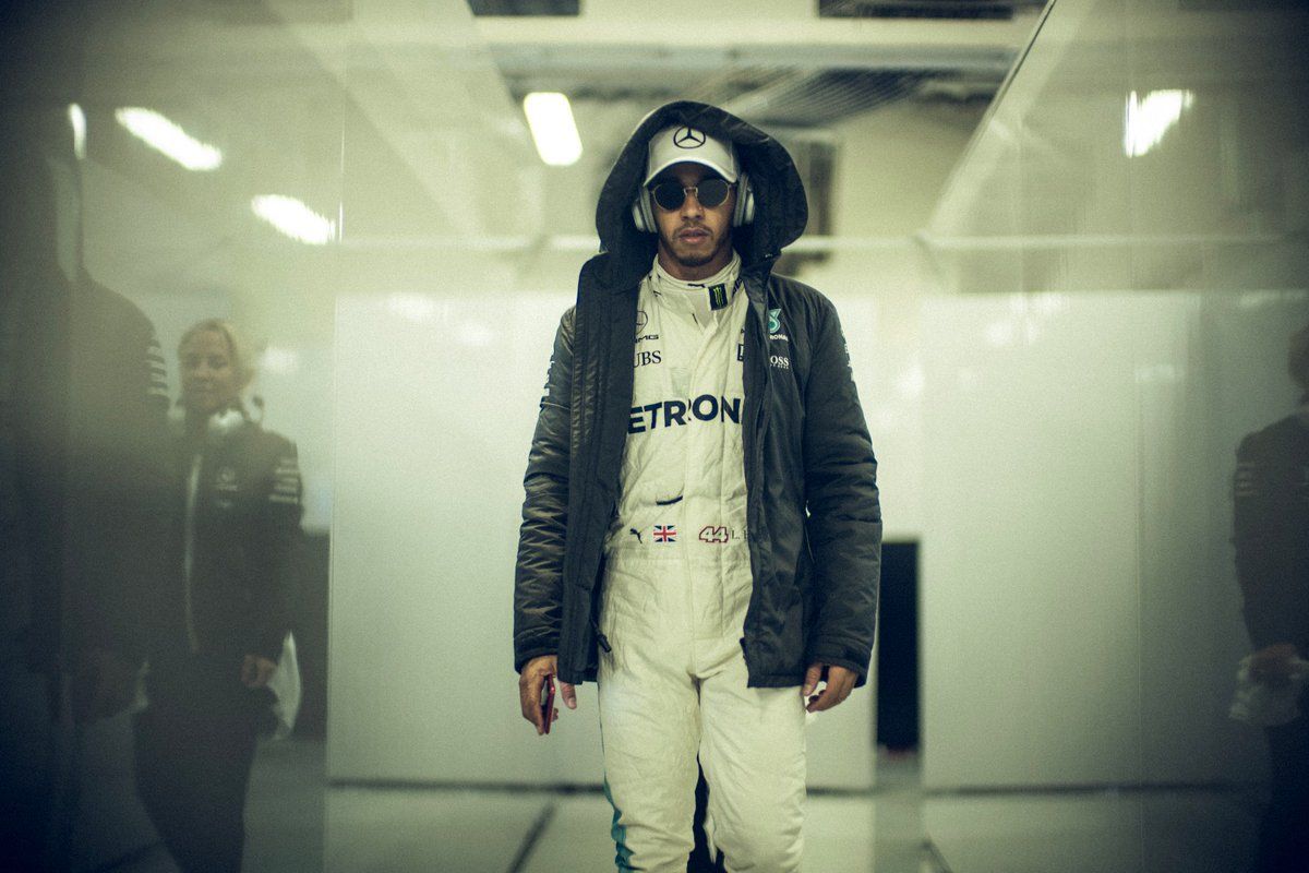 Mercedes still waiting on Hamilton as contract talks continue