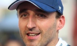Kubica admits to limitations, but not 'driving with one hand'