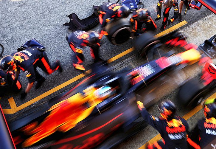 Daniel Ricciardo (AUS) Red Bull Racing RB14 practices a pit stop.