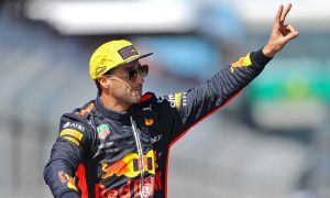 Hill warns Ricciardo not to be left 'high and dry'