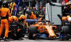 Stoffel Vandoorne (BEL) McLaren MCL33 makes a pit stop.