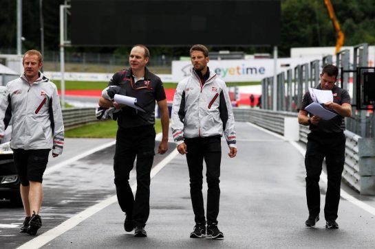 Romain Grosjean (FRA) Haas F1 Team walks the circuit with the team.
28.06.2018. Formula 1 World Championship, Rd 9, Austrian Grand Prix, Spielberg, Austria, Preparation Day.
- www.xpbimages.com, EMail: requests@xpbimages.com - copy of publication required for printed pictures. Every used picture is fee-liable. © Copyright: Batchelor / XPB Images