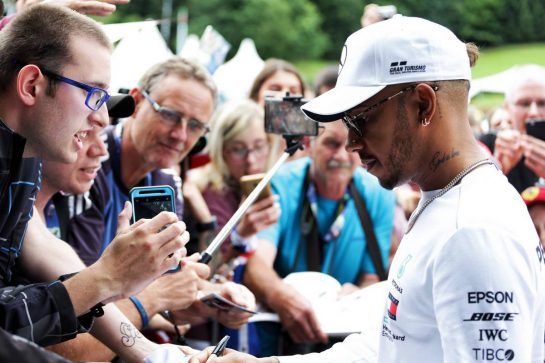 Lewis Hamilton (GBR) Mercedes AMG F1 signs autographs for the fans.
28.06.2018. Formula 1 World Championship, Rd 9, Austrian Grand Prix, Spielberg, Austria, Preparation Day.
- www.xpbimages.com, EMail: requests@xpbimages.com - copy of publication required for printed pictures. Every used picture is fee-liable. © Copyright: Bearne / XPB Images