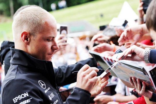 Valtteri Bottas (FIN) Mercedes AMG F1 signs autographs for the fans.
28.06.2018. Formula 1 World Championship, Rd 9, Austrian Grand Prix, Spielberg, Austria, Preparation Day.
- www.xpbimages.com, EMail: requests@xpbimages.com - copy of publication required for printed pictures. Every used picture is fee-liable. © Copyright: Bearne / XPB Images