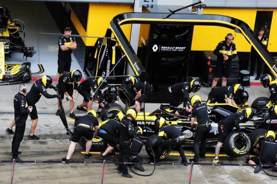 Renault Sport F1 Team practices a pit stop.
29.06.2018. Formula 1 World Championship, Rd 9, Austrian Grand Prix, Spielberg, Austria, Practice Day.
- www.xpbimages.com, EMail: requests@xpbimages.com - copy of publication required for printed pictures. Every used picture is fee-liable. © Copyright: Bearne / XPB Images