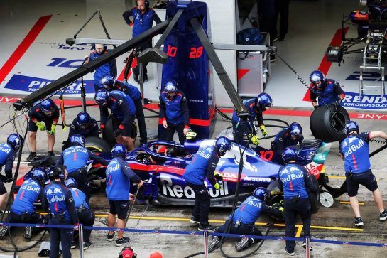 Scuderia Toro Rosso practices a pit stop.
29.06.2018. Formula 1 World Championship, Rd 9, Austrian Grand Prix, Spielberg, Austria, Practice Day.
- www.xpbimages.com, EMail: requests@xpbimages.com - copy of publication required for printed pictures. Every used picture is fee-liable. © Copyright: Bearne / XPB Images