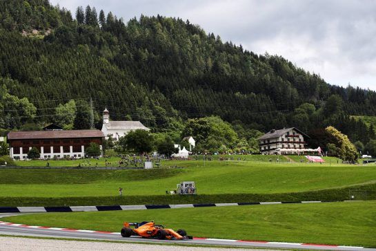 Stoffel Vandoorne (BEL) McLaren MCL33.
29.06.2018. Formula 1 World Championship, Rd 9, Austrian Grand Prix, Spielberg, Austria, Practice Day.
- www.xpbimages.com, EMail: requests@xpbimages.com - copy of publication required for printed pictures. Every used picture is fee-liable. © Copyright: Charniaux / XPB Images
