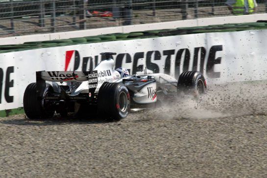 02.08.2003 Mannheim, Deutschland,
F1 am Hockenheimring, David Coulthard (GB, 05), West McLaren Mercedes, MP4-17D, auf der Strecke (Track) nach seinem CRASH in der Sachs Kurve - Samstag, Formel 1 Grand Prix (GP), Großer Preis von Deutschland 2003 (Länge 4.574m, Baden Württemberg) - Alle Bilder auf www.xpb.cc, eMail: info@xpb.cc - Abdruck ist honorarpflichtig. © Copyrightnachweis: Wiessmann / xpb.cc