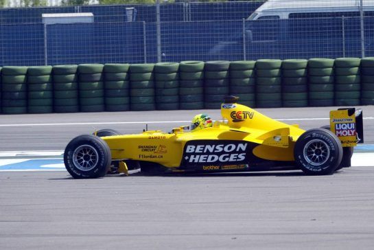 03.08.2003 Hockenheim, Deutschland,
F1 am Hockenheimring, Start zum GP von Deutschland, Ralph Firman (GB, Jordan Ford) nach dem CRASH / Unfall von Kimi Raikkonen, (Räikkönen, FIN, 06), West McLaren Mercedes, MP4-17D, auf der Strecke (Track) - Sonntag, Formel 1 Grand Prix (GP), Großer Preis von Deutschland 2003 (Länge 4.574m, Baden Württemberg) - Alle Bilder auf www.xpb.cc, eMail: info@xpb.cc - Abdruck ist honorarpflichtig. © Copyrightnachweis: xpb.cc