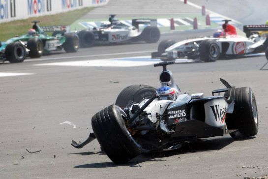 03.08.2003 Hockenheim, Deutschland,
F1 am Hockenheimring, Start zum GP von Deutschland, CRASH / Unfall von Kimi Raikkonen, (Räikkönen, FIN, 06), West McLaren Mercedes, MP4-17D, auf der Strecke (Track) - Sonntag, Formel 1 Grand Prix (GP), Großer Preis von Deutschland 2003 (Länge 4.574m, Baden Württemberg) - Alle Bilder auf www.xpb.cc, eMail: info@xpb.cc - Abdruck ist honorarpflichtig. © Copyrightnachweis: xpb.cc