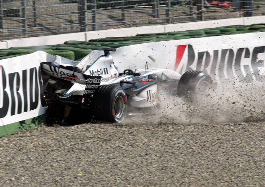 02.08.2003 Mannheim, Deutschland,
F1 am Hockenheimring, David Coulthard (GB, 05), West McLaren Mercedes, MP4-17D, auf der Strecke (Track) nach seinem CRASH in der Sachs Kurve - Samstag, Formel 1 Grand Prix (GP), Großer Preis von Deutschland 2003 (Länge 4.574m, Baden Württemberg) - Alle Bilder auf www.xpb.cc, eMail: info@xpb.cc - Abdruck ist honorarpflichtig. © Copyrightnachweis: Wiessmann / xpb.cc