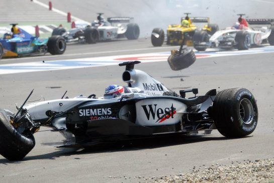 03.08.2003 Hockenheim, Deutschland,
F1 am Hockenheimring, Start zum GP von Deutschland, CRASH / Unfall von Kimi Raikkonen, (Räikkönen, FIN, 06), West McLaren Mercedes, MP4-17D, auf der Strecke (Track) - Sonntag, Formel 1 Grand Prix (GP), Großer Preis von Deutschland 2003 (Länge 4.574m, Baden Württemberg) - Alle Bilder auf www.xpb.cc, eMail: info@xpb.cc - Abdruck ist honorarpflichtig. © Copyrightnachweis: xpb.cc