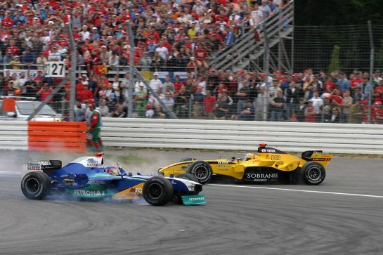 24.07.2005 Hockenheim, Germany, crash of Jacques Villeneuve, CDN, Sauber Petronas and Tiago Monteiro, PRT, Jordan - July, Formula 1 World Championship, Rd 12, German Grand Prix, Hockenheim, Germany, Grosser Mobil 1 Preis von Deutschland, GER, Hockenheimring Baden-Württemberg, Race - www.xpb.cc, EMail: info@xpb.cc - copy of publication required for printed pictures. Every used picture is fee-liable. © Copyright: D.Ebener / xpb.cc