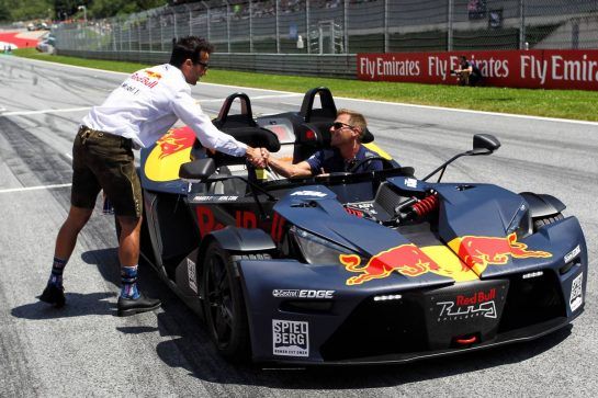 Daniel Ricciardo (AUS) Red Bull Racing.
01.07.2018. Formula 1 World Championship, Rd 9, Austrian Grand Prix, Spielberg, Austria, Race Day.
- www.xpbimages.com, EMail: requests@xpbimages.com - copy of publication required for printed pictures. Every used picture is fee-liable. © Copyright: Photo4 / XPB Images