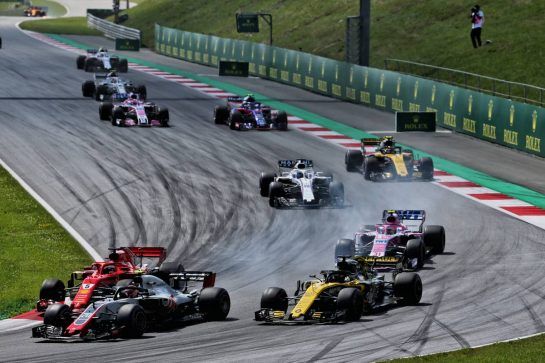Kevin Magnussen (DEN) Haas VF-18, sSebastian Vettel (GER) Ferrari SF71H,and Nico Hulkenberg (GER) Renault Sport F1 Team RS18, at the start of the race.
01.07.2018. Formula 1 World Championship, Rd 9, Austrian Grand Prix, Spielberg, Austria, Race Day.
- www.xpbimages.com, EMail: requests@xpbimages.com - copy of publication required for printed pictures. Every used picture is fee-liable. © Copyright: Batchelor / XPB Images