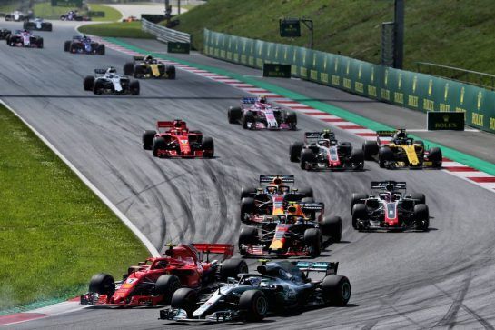 Valtteri Bottas (FIN) Mercedes AMG F1 W09 and Kimi Raikkonen (FIN) Ferrari SF71H battle for position at the start of the race.
01.07.2018. Formula 1 World Championship, Rd 9, Austrian Grand Prix, Spielberg, Austria, Race Day.
- www.xpbimages.com, EMail: requests@xpbimages.com - copy of publication required for printed pictures. Every used picture is fee-liable. © Copyright: Batchelor / XPB Images
