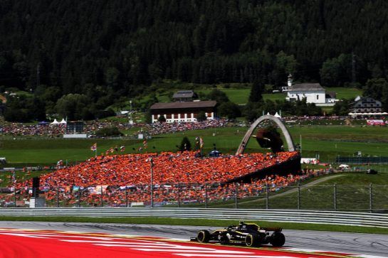 Carlos Sainz Jr (ESP) Renault Sport F1 Team RS18.
01.07.2018. Formula 1 World Championship, Rd 9, Austrian Grand Prix, Spielberg, Austria, Race Day.
- www.xpbimages.com, EMail: requests@xpbimages.com - copy of publication required for printed pictures. Every used picture is fee-liable. © Copyright: Charniaux / XPB Images