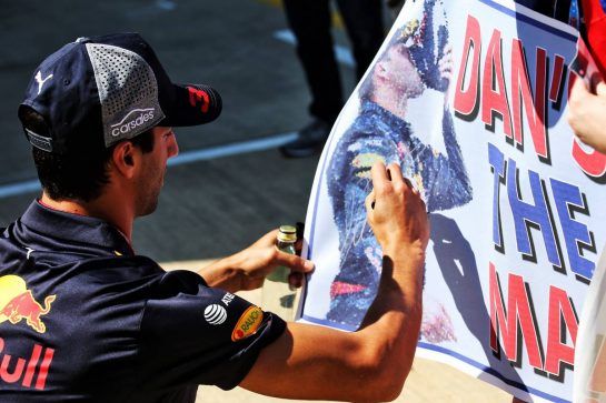 Daniel Ricciardo (AUS) Red Bull Racing signs autographs for the fans.
05.07.2018. Formula 1 World Championship, Rd 10, British Grand Prix, Silverstone, England, Preparation Day.
- www.xpbimages.com, EMail: requests@xpbimages.com - copy of publication required for printed pictures. Every used picture is fee-liable. © Copyright: Batchelor / XPB Images