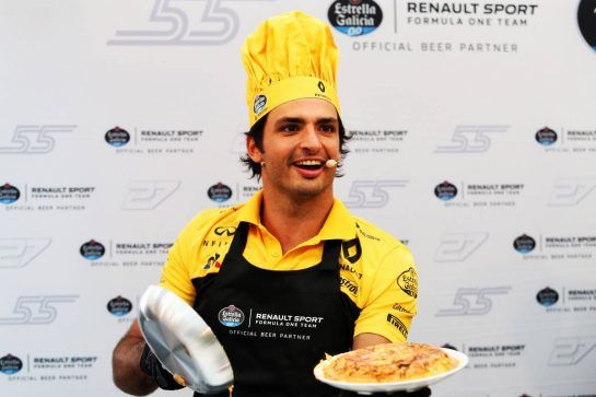 Carlos Sainz Jr (ESP) Renault Sport F1 Team - cooking with Estrella Galicia.
05.07.2018. Formula 1 World Championship, Rd 10, British Grand Prix, Silverstone, England, Preparation Day.
- www.xpbimages.com, EMail: requests@xpbimages.com - copy of publication required for printed pictures. Every used picture is fee-liable. © Copyright: Charniaux / XPB Images