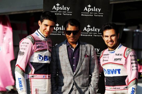 (L to R): Sergio Perez (MEX) Sahara Force India F1 with Arshad Mahmood, Apsley Taylors CEO and Esteban Ocon (FRA) Sahara Force India F1 Team.
05.07.2018. Formula 1 World Championship, Rd 10, British Grand Prix, Silverstone, England, Preparation Day.
- www.xpbimages.com, EMail: requests@xpbimages.com - copy of publication required for printed pictures. Every used picture is fee-liable. © Copyright: Moy / XPB Images