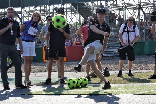 Max Verstappen (NLD) Red Bull Racing plays football.
05.07.2018. Formula 1 World Championship, Rd 10, British Grand Prix, Silverstone, England, Preparation Day.
- www.xpbimages.com, EMail: requests@xpbimages.com - copy of publication required for printed pictures. Every used picture is fee-liable. © Copyright: Bearne / XPB Images
