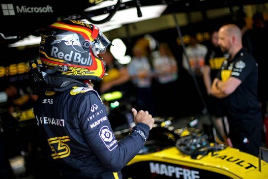 Carlos Sainz Jr (ESP) Renault F1 Team
06.07.2018. Formula 1 World Championship, Rd 10, British Grand Prix, Silverstone, England, Practice Day.
- www.xpbimages.com, EMail: requests@xpbimages.com - copy of publication required for printed pictures. Every used picture is fee-liable. © Copyright: Charniaux / XPB Images