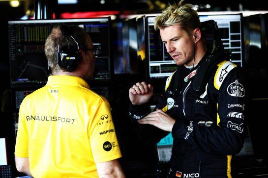 Nico Hulkenberg (GER) Renault Sport F1 Team with Mark Slade (GBR) Renault Sport F1 Team Race Engineer.
06.07.2018. Formula 1 World Championship, Rd 10, British Grand Prix, Silverstone, England, Practice Day.
- www.xpbimages.com, EMail: requests@xpbimages.com - copy of publication required for printed pictures. Every used picture is fee-liable. © Copyright: Batchelor / XPB Images