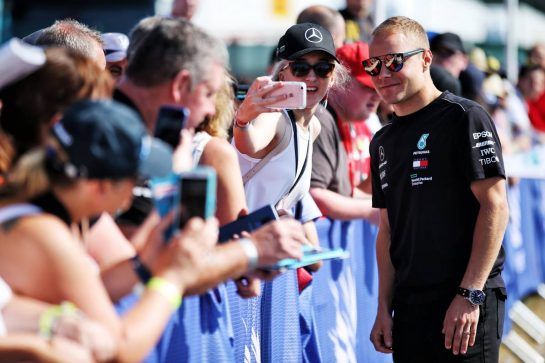 Valtteri Bottas (FIN) Mercedes AMG F1 with fans.
07.07.2018. Formula 1 World Championship, Rd 10, British Grand Prix, Silverstone, England, Qualifying Day.
- www.xpbimages.com, EMail: requests@xpbimages.com - copy of publication required for printed pictures. Every used picture is fee-liable. © Copyright: Batchelor / XPB Images