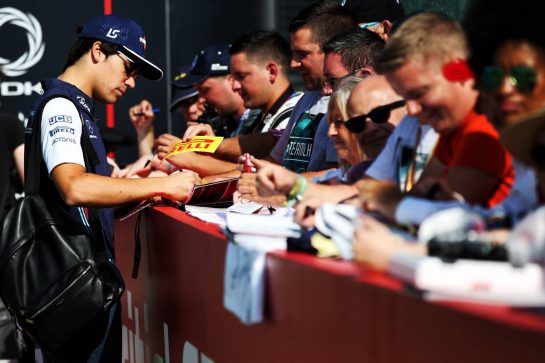 Lance Stroll (CDN) Williams signs autographs for the fans.
07.07.2018. Formula 1 World Championship, Rd 10, British Grand Prix, Silverstone, England, Qualifying Day.
- www.xpbimages.com, EMail: requests@xpbimages.com - copy of publication required for printed pictures. Every used picture is fee-liable. © Copyright: Batchelor / XPB Images