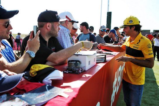 Carlos Sainz Jr (ESP) Renault Sport F1 Team signs autographs for the fans.
07.07.2018. Formula 1 World Championship, Rd 10, British Grand Prix, Silverstone, England, Qualifying Day.
- www.xpbimages.com, EMail: requests@xpbimages.com - copy of publication required for printed pictures. Every used picture is fee-liable. © Copyright: Batchelor / XPB Images