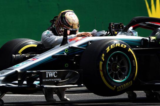 Lewis Hamilton (GBR) Mercedes AMG F1 W09 celebrates his pole position in qualifying parc ferme.
07.07.2018. Formula 1 World Championship, Rd 10, British Grand Prix, Silverstone, England, Qualifying Day.
- www.xpbimages.com, EMail: requests@xpbimages.com - copy of publication required for printed pictures. Every used picture is fee-liable. © Copyright: Rew / XPB Images