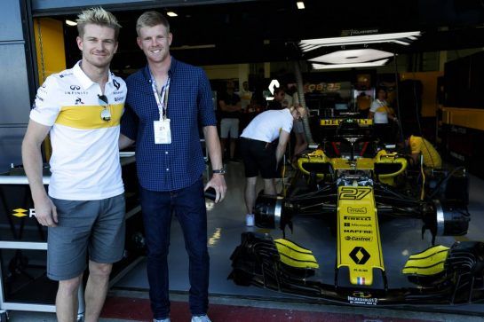 (L to R): Nico Hulkenberg (GER) Renault Sport F1 Team with Kyle Edmund (GBR) Tennis Player.
08.07.2018. Formula 1 World Championship, Rd 10, British Grand Prix, Silverstone, England, Race Day.
- www.xpbimages.com, EMail: requests@xpbimages.com - copy of publication required for printed pictures. Every used picture is fee-liable. © Copyright: Bearne / XPB Images