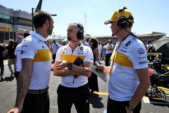 (L to R): Cyril Abiteboul (FRA) Renault Sport F1 Managing Director with Nick Chester (GBR) Renault Sport F1 Team Chassis Technical Director and Alan Permane (GBR) Renault Sport F1 Team Trackside Operations Director on the grid.
08.07.2018. Formula 1 World Championship, Rd 10, British Grand Prix, Silverstone, England, Race Day.
- www.xpbimages.com, EMail: requests@xpbimages.com - copy of publication required for printed pictures. Every used picture is fee-liable. © Copyright: Charniaux / XPB Images
