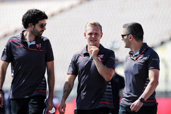 Kevin Magnussen (DEN) Haas F1 Team walks the circuit with the team.
19.07.2018. Formula 1 World Championship, Rd 11, German Grand Prix, Hockenheim, Germany, Preparation Day.
- www.xpbimages.com, EMail: requests@xpbimages.com - copy of publication required for printed pictures. Every used picture is fee-liable. © Copyright: Bearne / XPB Images