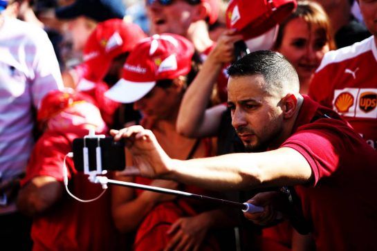 Circuit atmosphere - fans in the pit lane.
19.07.2018. Formula 1 World Championship, Rd 11, German Grand Prix, Hockenheim, Germany, Preparation Day.
- www.xpbimages.com, EMail: requests@xpbimages.com - copy of publication required for printed pictures. Every used picture is fee-liable. © Copyright: Schaber / XPB Images