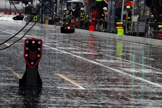 Rain falls in the pits.
- www.xpbimages.com, EMail: requests@xpbimages.com - copy of publication required for printed pictures. Every used picture is fee-liable. © Copyright: Photo4 / XPB Images