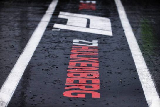 Nico Hulkenberg (GER) Renault Sport F1 Team wet pit lane marking.
21.07.2018. Formula 1 World Championship, Rd 11, German Grand Prix, Hockenheim, Germany, Qualifying Day.
- www.xpbimages.com, EMail: requests@xpbimages.com - copy of publication required for printed pictures. Every used picture is fee-liable. © Copyright: Bearne / XPB Images