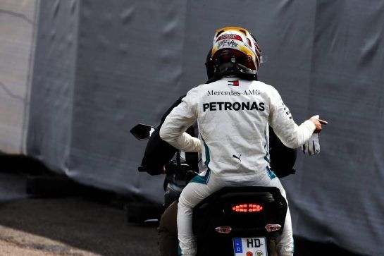 Lewis Hamilton (GBR) Mercedes AMG F1 returns to the pits on the back of a motorbike after stopping in the opening section of qualifying.
21.07.2018. Formula 1 World Championship, Rd 11, German Grand Prix, Hockenheim, Germany, Qualifying Day.
- www.xpbimages.com, EMail: requests@xpbimages.com - copy of publication required for printed pictures. Every used picture is fee-liable. © Copyright: Moy / XPB Images