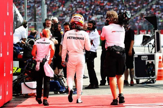 Lewis Hamilton (GBR) Mercedes AMG F1 in the pits during qualifying.
21.07.2018. Formula 1 World Championship, Rd 11, German Grand Prix, Hockenheim, Germany, Qualifying Day.
- www.xpbimages.com, EMail: requests@xpbimages.com - copy of publication required for printed pictures. Every used picture is fee-liable. © Copyright: Bearne / XPB Images